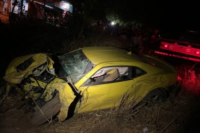 PICOS| Homens ficam gravemente feridos em acidente entre carro de luxo e picape