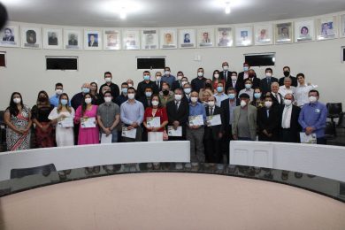 Câmara de Vereadores homenageia Médicos picoenses