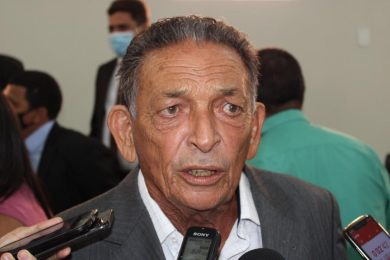 Prefeito Gil Paraibano exonera servidores comissionados e contratados do município