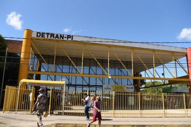 Funcionários do Detran são presos por fraudes no emplacamento de veículos