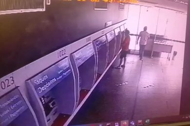 Dupla é presa após ser flagrada instalando ‘chupa cabra’ em banco da cidade de Paulistana