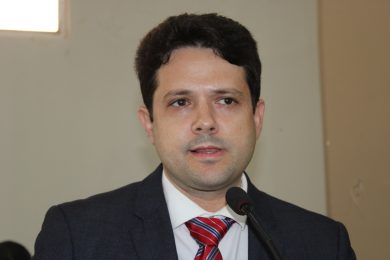 Eriberto Barros solicita redutores de velocidade e retorno da castração de animais de rua em Picos