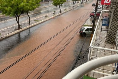 Forte chuva deixa vários pontos alagados em Picos