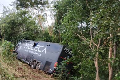 Colisão entre ambulância e ônibus da Banda Moleca 100 Vergonha deixa um morto