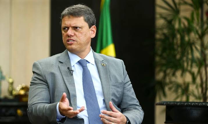 Tarcísio fixa salário mínimo em R$ 1.550 e dá reajuste maior que o de Lula