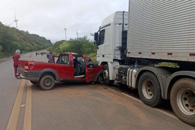 Jovem morre em acidente entre picape e caminhão na BR-316