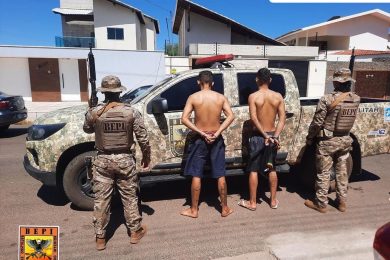 Policia captura dupla suspeita de assalto em Picos: Moto, arma e pertences são apreendidos