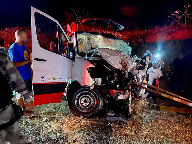 Ambulância do SAMU colide contra picape e profissionais ficam gravemente feridos
