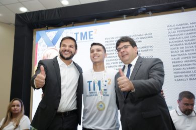 Rafael anuncia bolsa de R$ 300 para 193 estudantes medalhistas de matemática