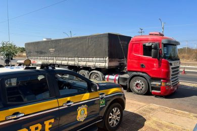 PRF flagra caminhoneiro fazendo manobras perigosas na BR 316 em Picos