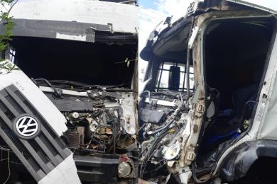 Acidente envolvendo dois caminhões e um carro deixa feridos em Inhuma