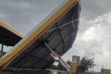 Forte ventania derruba cobertura de Posto de Combustível em Picos