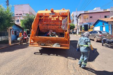 Em Picos, gari tem perna esmagada por coletor de lixo