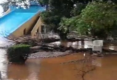Chuva de 126mm inunda parque aquático e rompe rodovia em Oeiras