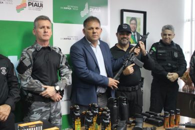 Secretaria da Justiça entrega fuzis e munições à Polícia Penal