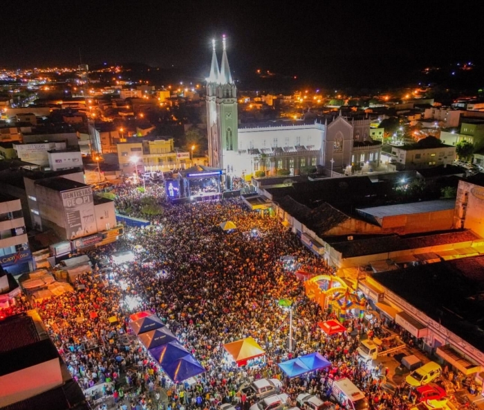 Show do Padre Fábio de Melo leva multidão ao Picos de Fé 2024