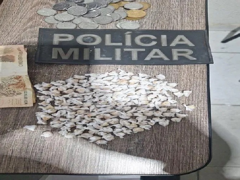 Mulher é flagrada com 176 pedras de crack e confessa tráfico