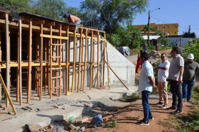 Deputado Francisco Costa visita obra de ponte que dá acesso ao Bairro Passagem das Pedras