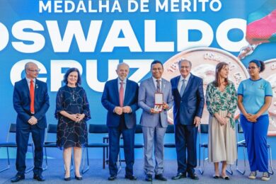 Dr. Francisco recebe Medalha Oswaldo Cruz pela atuação na saúde