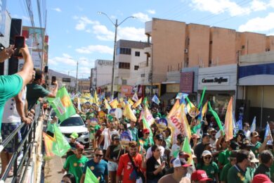 Veja fotos da caminhada de Pablo Santos e Xandú no bairro bomba e centro de Picos