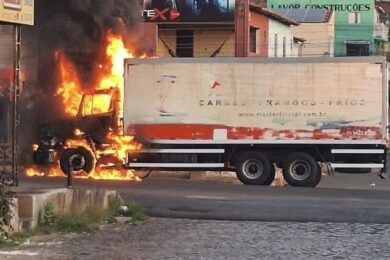 Caminhão pega fogo no bairro Bomba em Picos