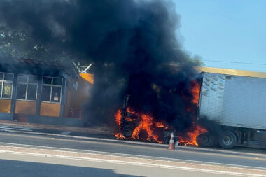 Carreta pega fogo em frente a posto da PRF em Picos