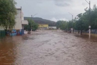 Forte chuva é registrada em Picos deixando diversos pontos da cidade alagados