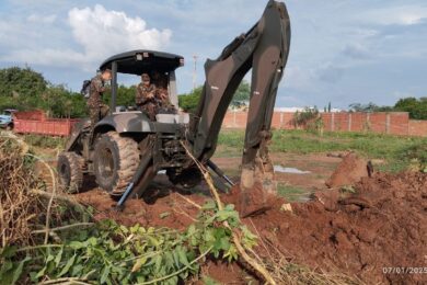 Secretaria de Obras e 3° BEC iniciam desobstrução de bueiros e construção de valas para fácil escoamento de água das chuvas