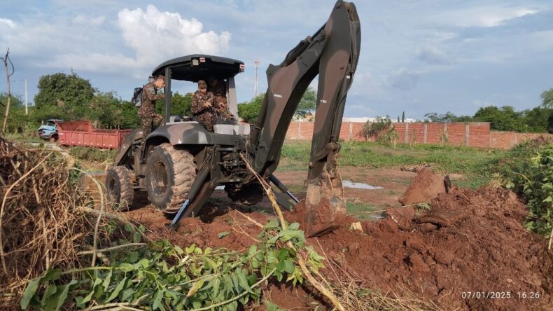 Secretaria de Obras e 3° BEC iniciam desobstrução de bueiros e construção de valas para fácil escoamento de água das chuvas