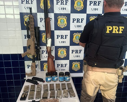 Motorista é flagrado transportando armas e munições