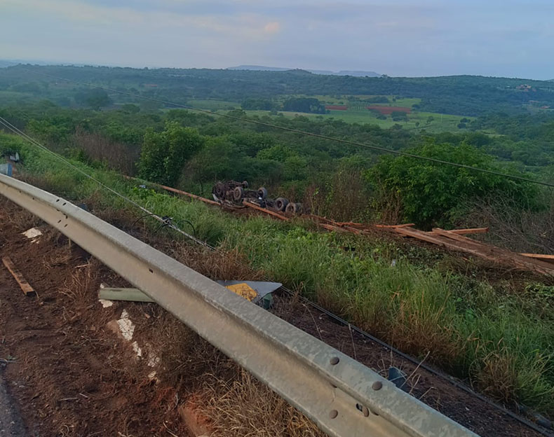 Motorista morre após tombamento de caminhão em Picos