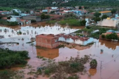 Mesmo com trégua das chuvas, casas continuam ilhadas no bairro Ipueiras