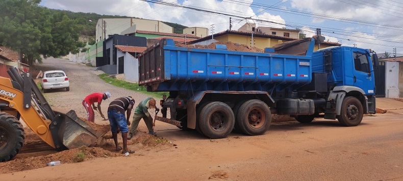Prefeito Pablo Santos em primeiro dia de governo realiza limpeza das ruas de Picos