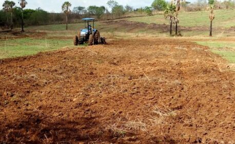 Secretaria de Agricultura de Picos disponibilizará seis tratores para aração de terras na zona rural