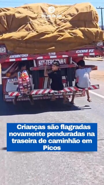 Três crianças foram flagradas novamente praticando o chamado “bigu”, uma carona clandestina e extremamente perigosa na traseira de um caminhão em movimento, na BR-316, Avenida Transamazônica, em Picos. As imagens, que circulam nas redes sociais, mostram os menores pendurados na parte traseira do veículo enquanto ele segue pela rodovia, colocando a própria vida em risco.

O novo flagrante ocorreu poucos dias após outro vídeo registrar a mesma prática nas proximidades da passarela da BR-316. Desta vez, o episódio aconteceu praticamente no mesmo trecho da rodovia, um dos mais movimentados da cidade, com intenso fluxo de caminhões e veículos de grande porte.

A prática do “bigu” representa um grave risco de acidentes, já que qualquer frenagem brusca, desvio ou perda de equilíbrio pode provocar quedas com consequências fatais. Além disso, os condutores dos caminhões, muitas vezes, sequer percebem que há pessoas penduradas na traseira do veículo.

Os registros voltam a acender o alerta para a necessidade de conscientização de crianças, adolescentes, pais e responsáveis sobre os perigos dessa prática, além da intensificação da fiscalização para evitar que novas ocorrências coloquem vidas em risco nas rodovias que cortam o município.

Siga: @portaltodeolho
