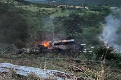 Caminhão-tanque tomba, explode e motorista morre na BR-316 em Picos