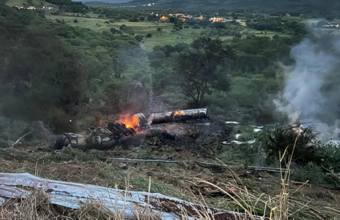 Caminhão-tanque tomba, explode e motorista morre na BR-316 em Picos