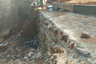 Secretaria de Obras constrói muro de contenção após chuvas abrirem cratera em rua do bairro Malva