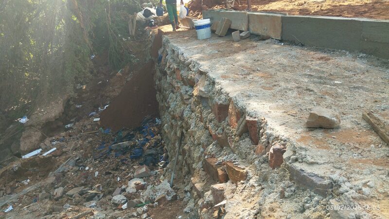 Secretaria de Obras constrói muro de contenção após chuvas abrirem cratera em rua do bairro Malva