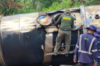 Semarh faz vistoria após acidente com carreta carregada de álcool em Picos