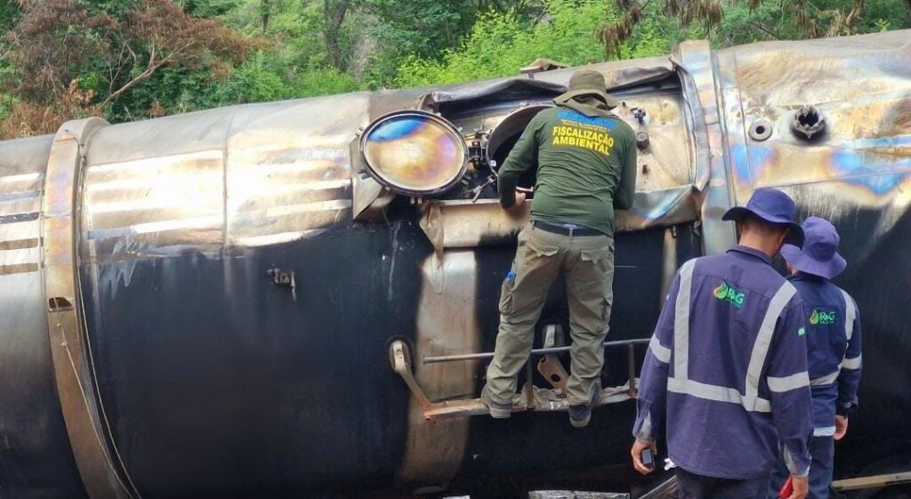 Semarh faz vistoria após acidente com carreta carregada de álcool em Picos