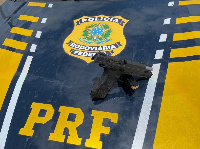 PRF prende trio por porte ilegal de arma de fogo em Picos