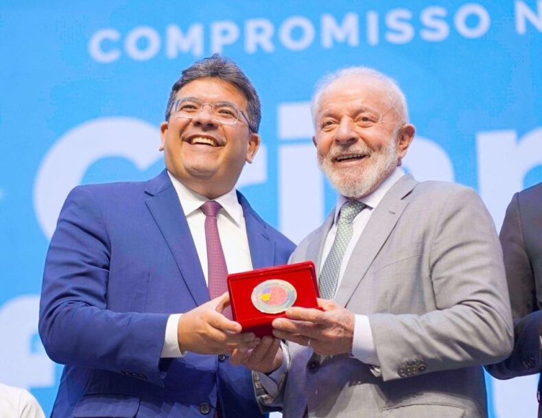 Lula entrega selo à Rafael por compromisso pela alfabetização infantil