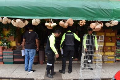Prefeitura notifica comerciantes para desobstruírem calçadas tomadas por mercadorias