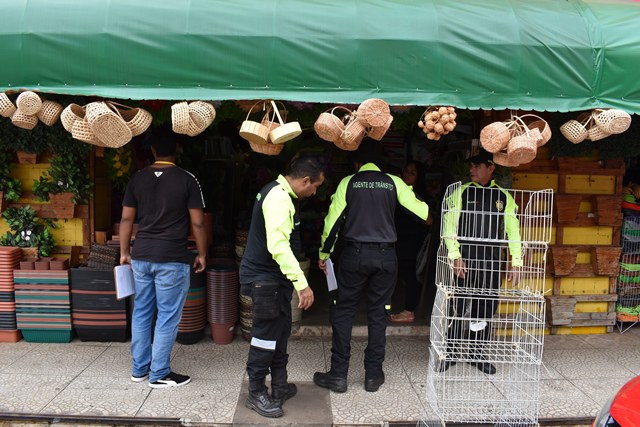 Prefeitura notifica comerciantes para desobstruírem calçadas tomadas por mercadorias