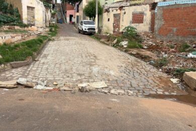 Secretaria de Obras realiza reparo de rua intrafegável no centro de Picos