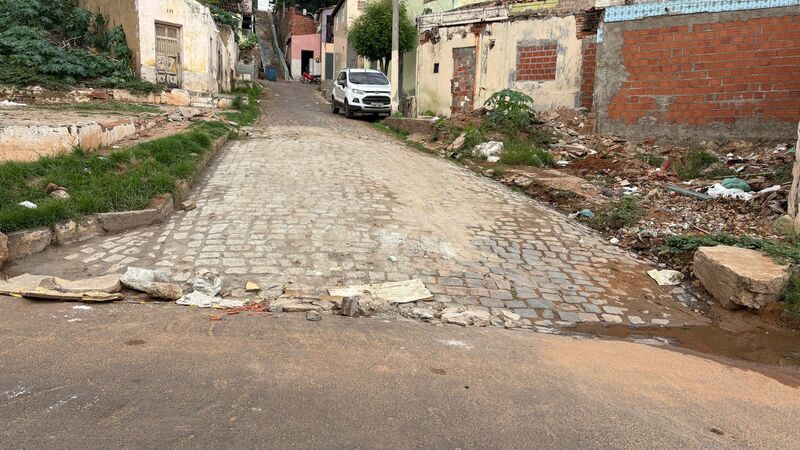Secretaria de Obras realiza reparo de rua intrafegável no centro de Picos