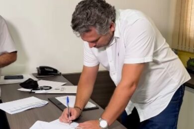 Projeto de Lei de Dr. Pablo Santos equipara salários de auxiliares administrativos efetivos do Município