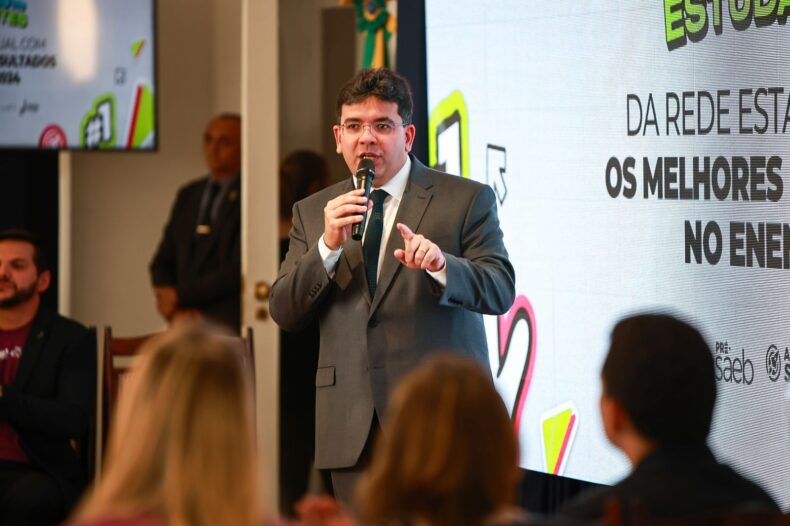 Governador anuncia 14° salário para escolas que atingirem meta no IDEB