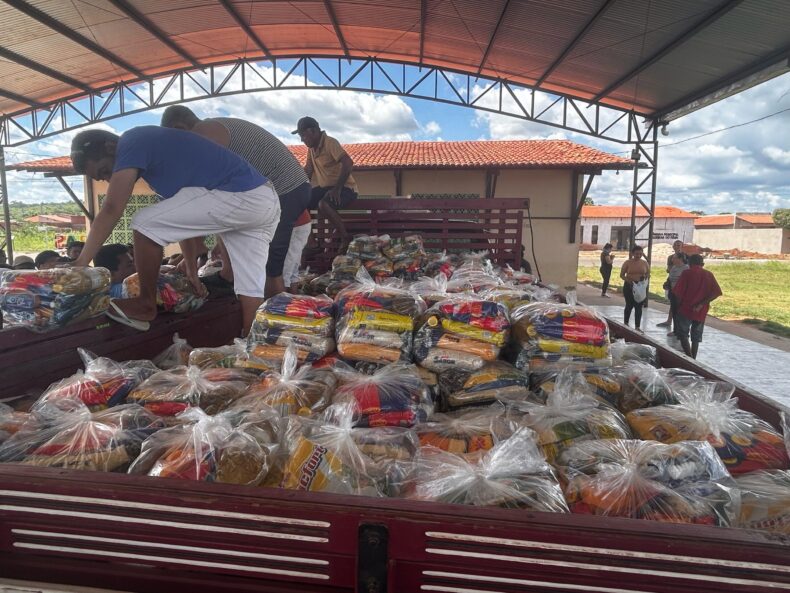 Prefeitura de Aroeiras do Itaim entrega 300 cestas básicas e meia tonelada de peixe durante ação social